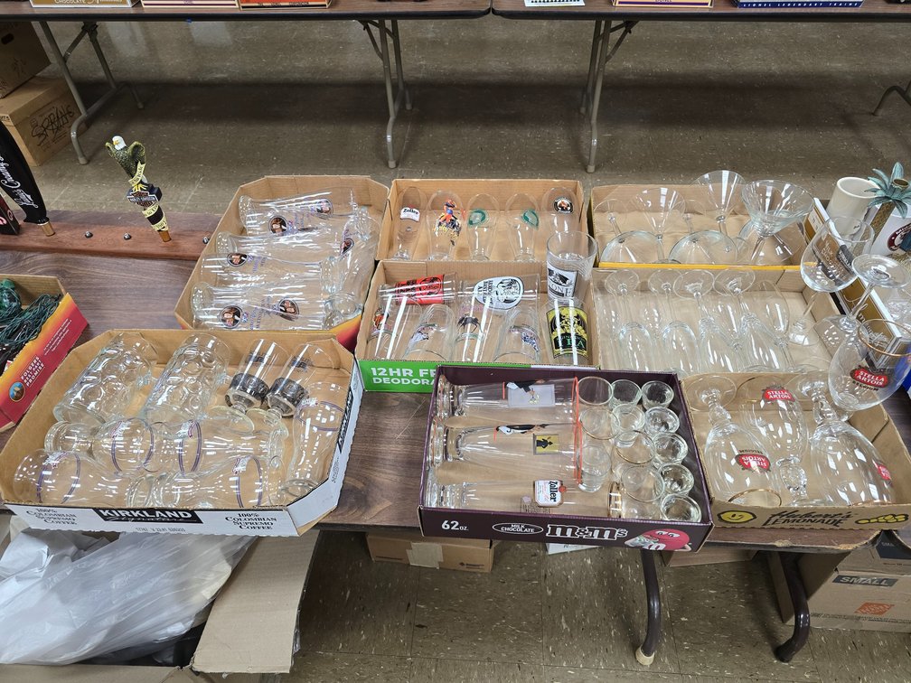 Large quantity of glassware, mostly beer advertising