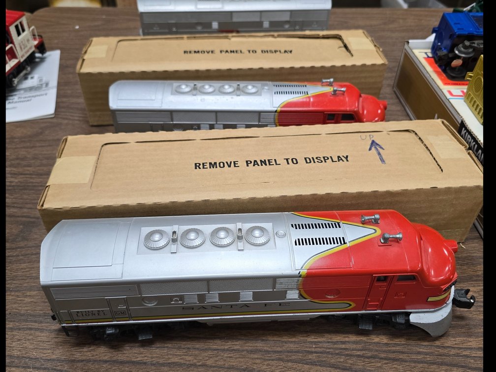 Santa Fe Lionel 2383 & 2243C ABA locomotive set, with 2 boxes.