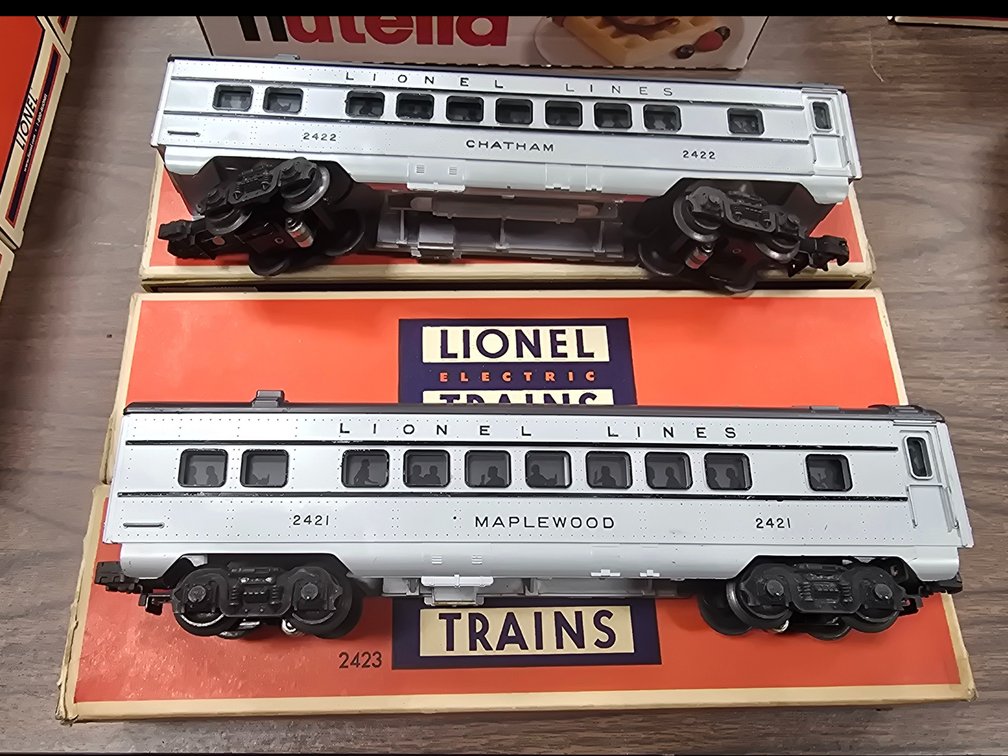 Lionel 2421 Maplewood and 242 Chatham Pullman cars.