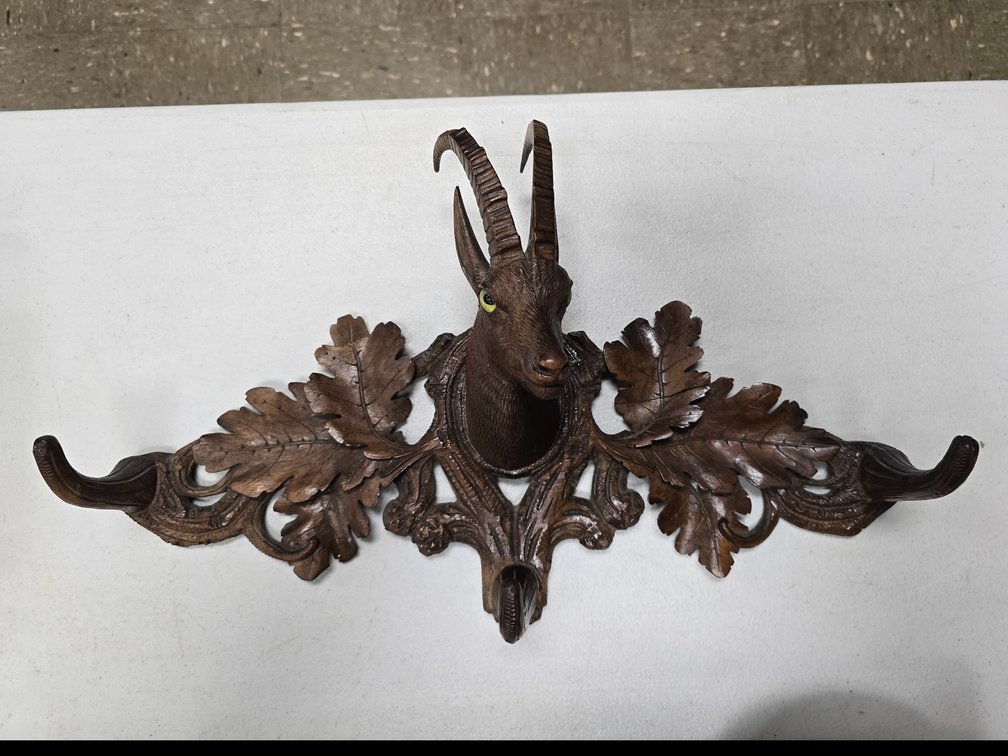 Black Forest Buck Head hat track