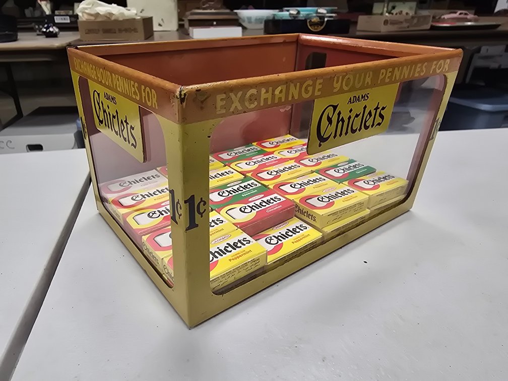 Chiclets countertop gum display w/glass panels