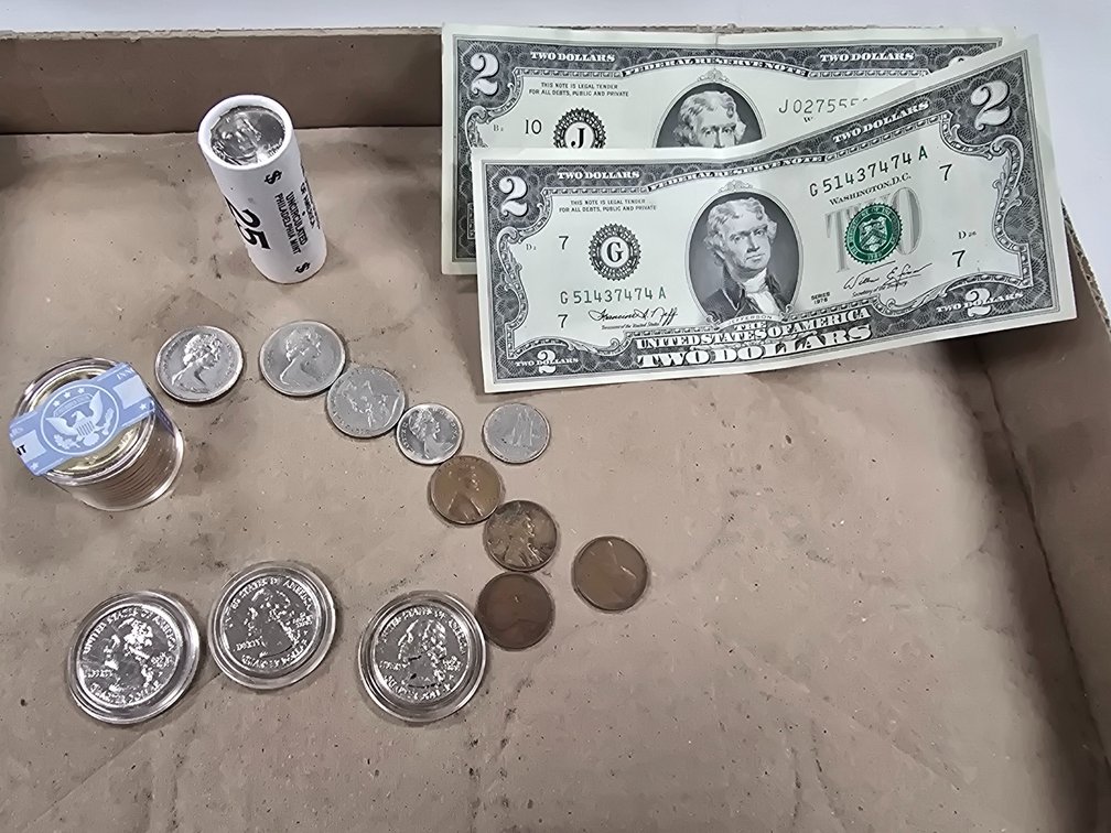 Assorted US and Canadian currency and coins.