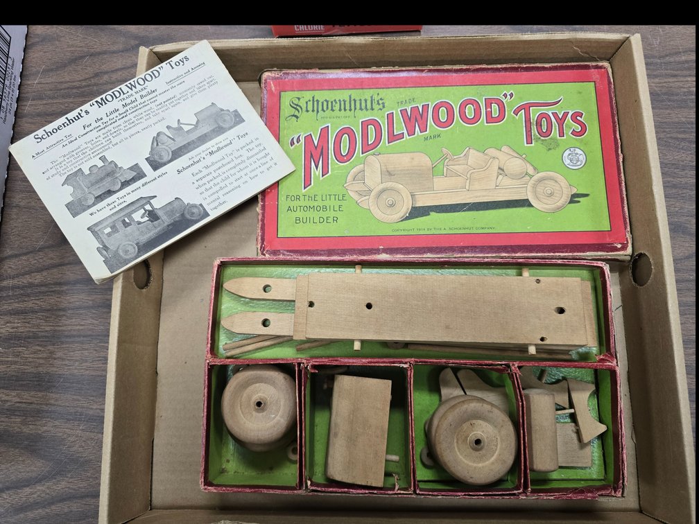 Schoenhut's "Modlwood" Auto Racing Car No. 01/2