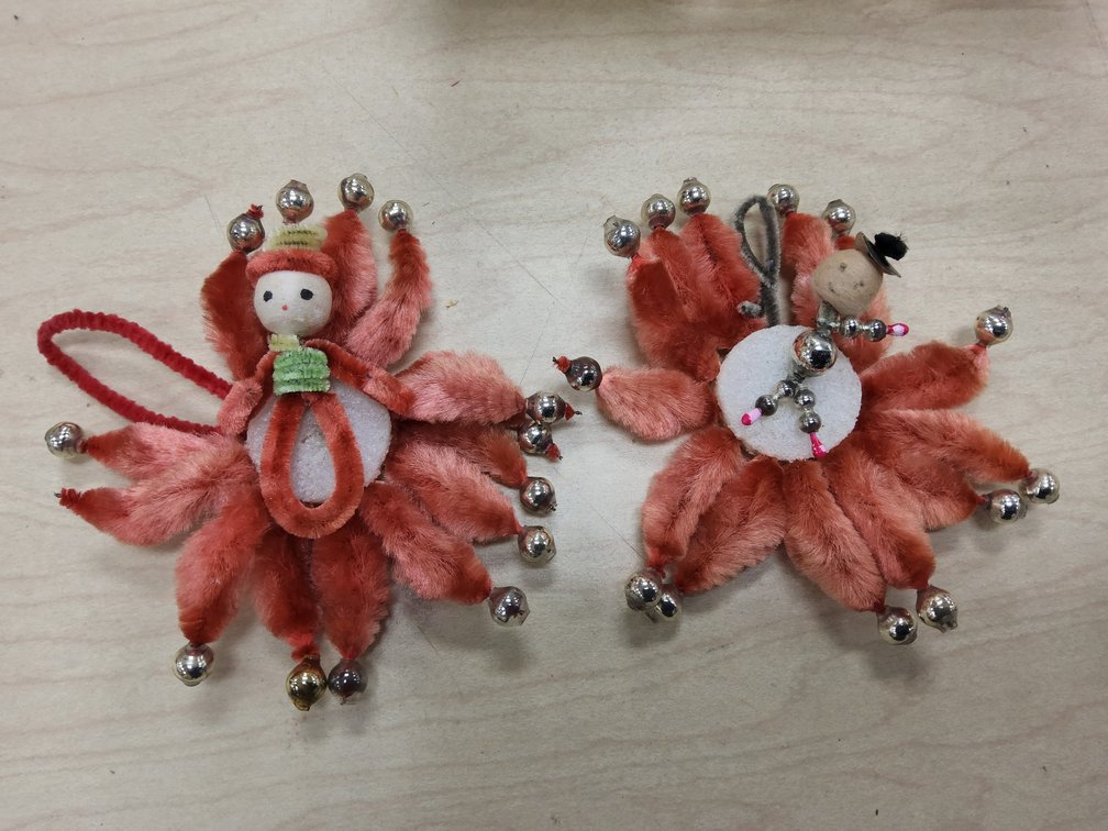 2 pipe cleaner ornaments