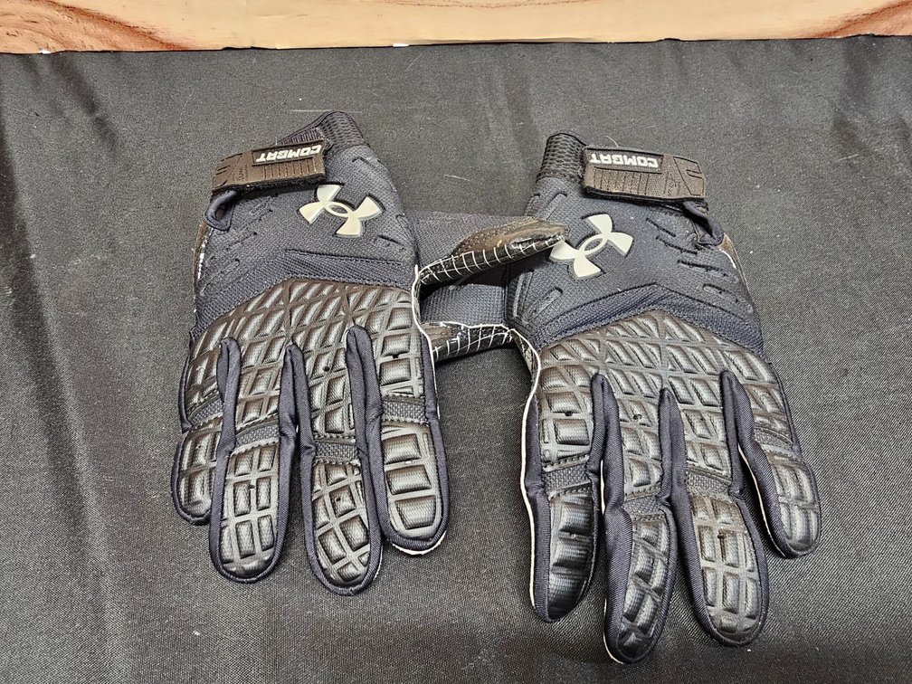 L Under Armour Combat Gloves