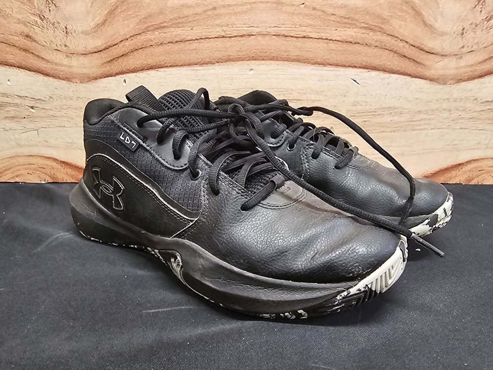 Men's 9.5 Under Armour Shoe