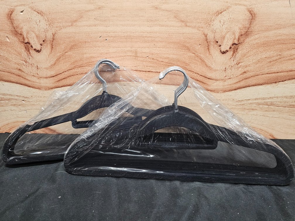 (20) Black Hangers