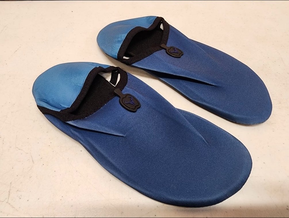 Size 5.5/6 Water Shoe