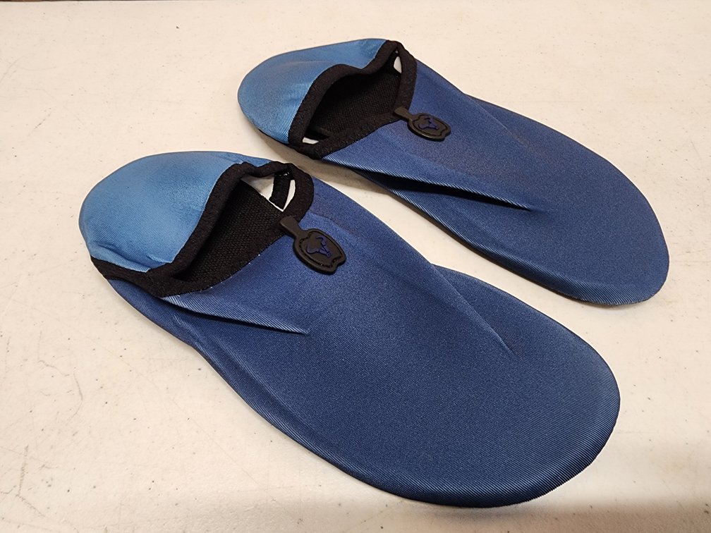 Size 5.5/6 Water Shoe