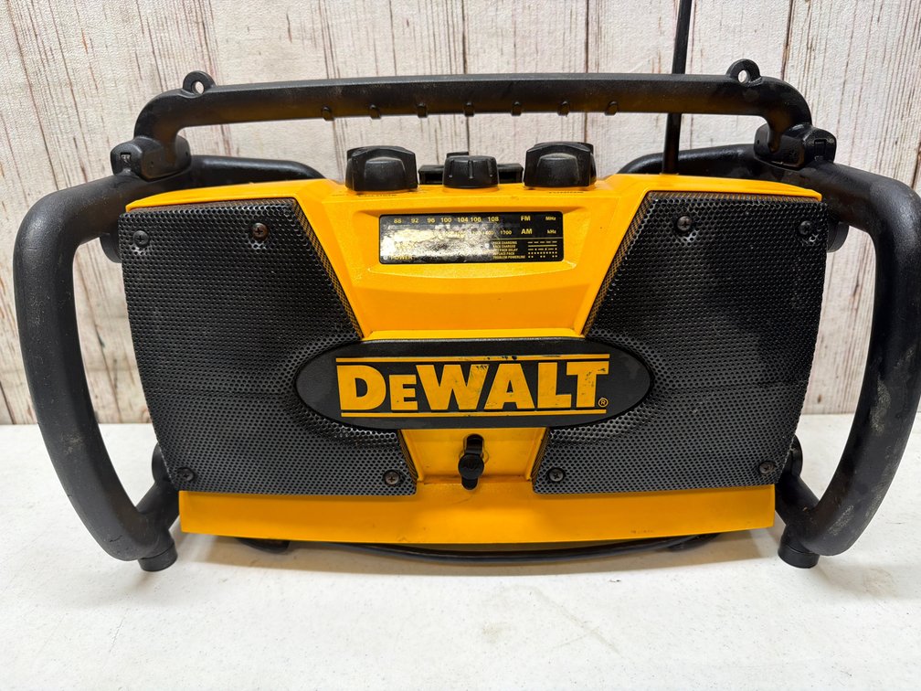 Dewalt electic radio with NiCD charger