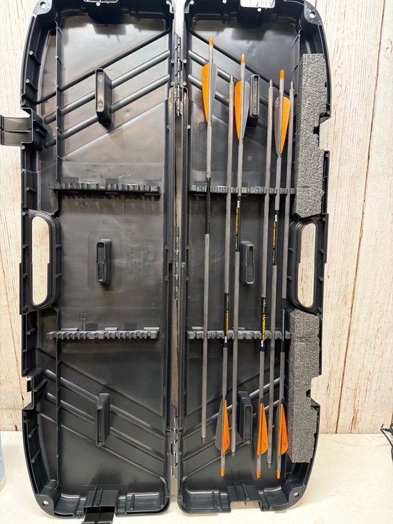 6 Carbon Express 6075- 28” arrows with tips and plano case
