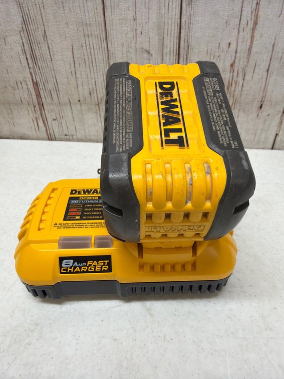 Dewalt Flex Bolt 60V large battery with fast 8amp charger