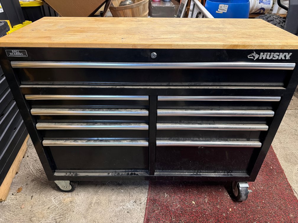 Large husky rolling tool woth wood top