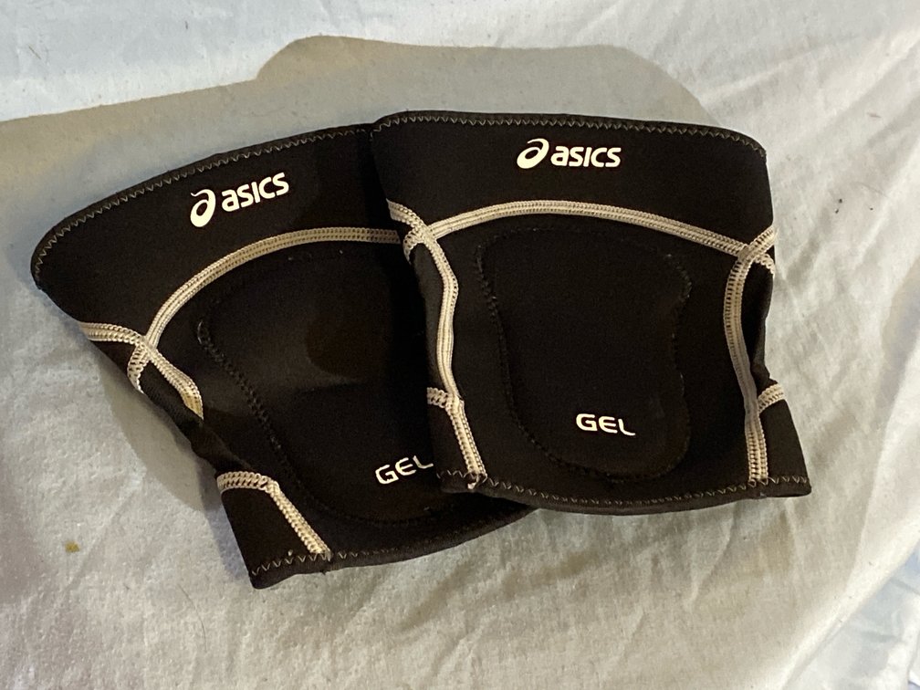 (2) Medium Asics Wrestling Knee Pads