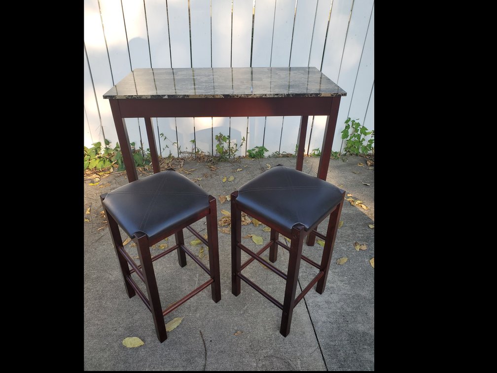 Tall Table w/chairs