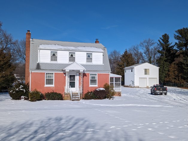 2 BR, 1.5 BA HOME 2 BR IN-LAW APT/ DET GARAGE ON 1.06 AC