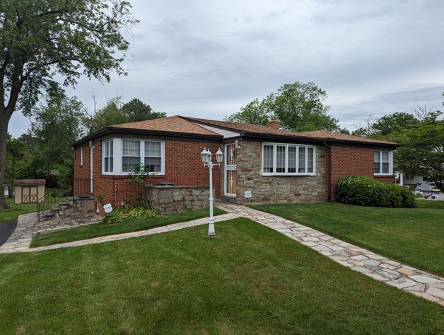 3 BEDROOM, 1.5 BATH BRICK RANCHER