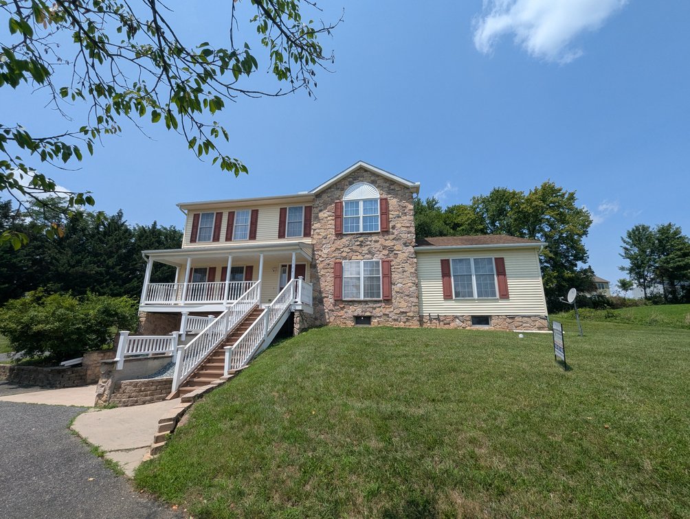 Image for 2-STORY COLONIAL STYLE VINYL & FORMSTONE HOME/ PRIVATE END-OF-STREET LOCATION/ 2,500 +/- SQ FT IMPROVED ABOVE GRADE LIVING AREA/ 4 BR 3.5 BATH/ 1.07 +/- AC LOT