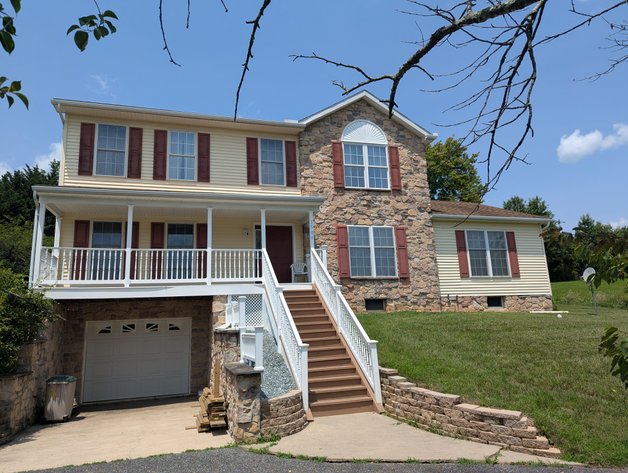 2-STORY COLONIAL STYLE VINYL & FORMSTONE HOME/ PRIVATE END-OF-STREET LOCATION/ 2,500 +/- SQ FT IMPROVED ABOVE GRADE LIVING AREA/ 4 BR 3.5 BATH/ 1.07 +/- AC LOT