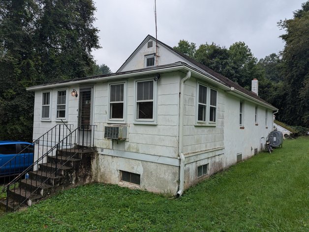 2/3 BR RANCH/BUNGALOW STYLE HOME ON .34 +/- ACRE LOT