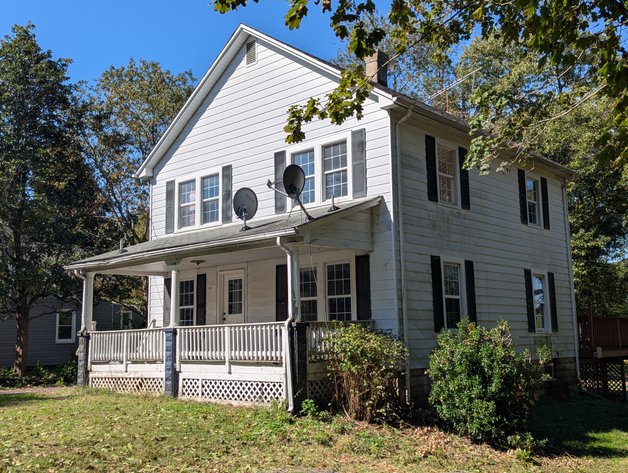 ATTN: CONTRACTORS, INVESTORS, & RENOVATORS! 4-BR, 1.5 BATH, 2-STORY HOME W/ COVERED FRONT PORCH