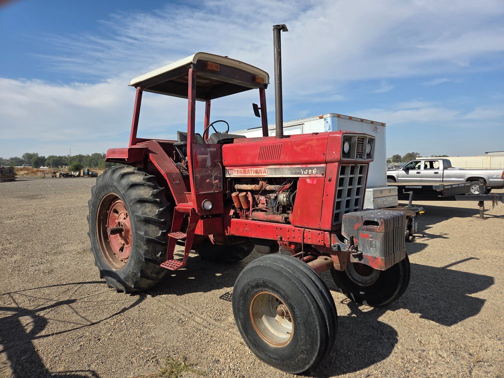 IHC 1086 2wd diesel tractor.