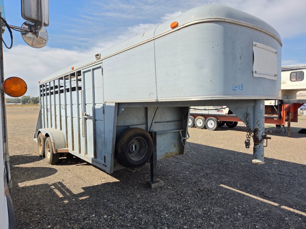 1988 Logan coach, 16'x6' tandem axle gooseneck stock trailer LC001779