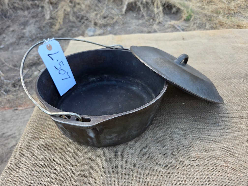 US cast iron Dutch oven w/drip lid