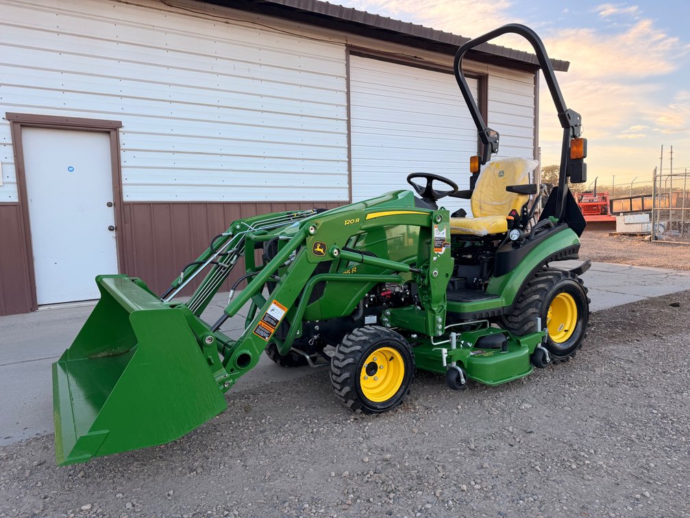 JD 1025R tractor LIKE NEW ELL810046