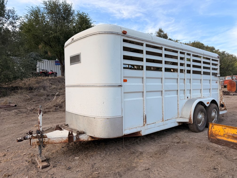 1981 Circle J 18' 3- horse slant load livestock trailer
