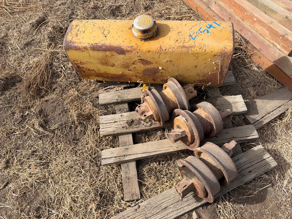 Caterpillar fuel tank, rollers