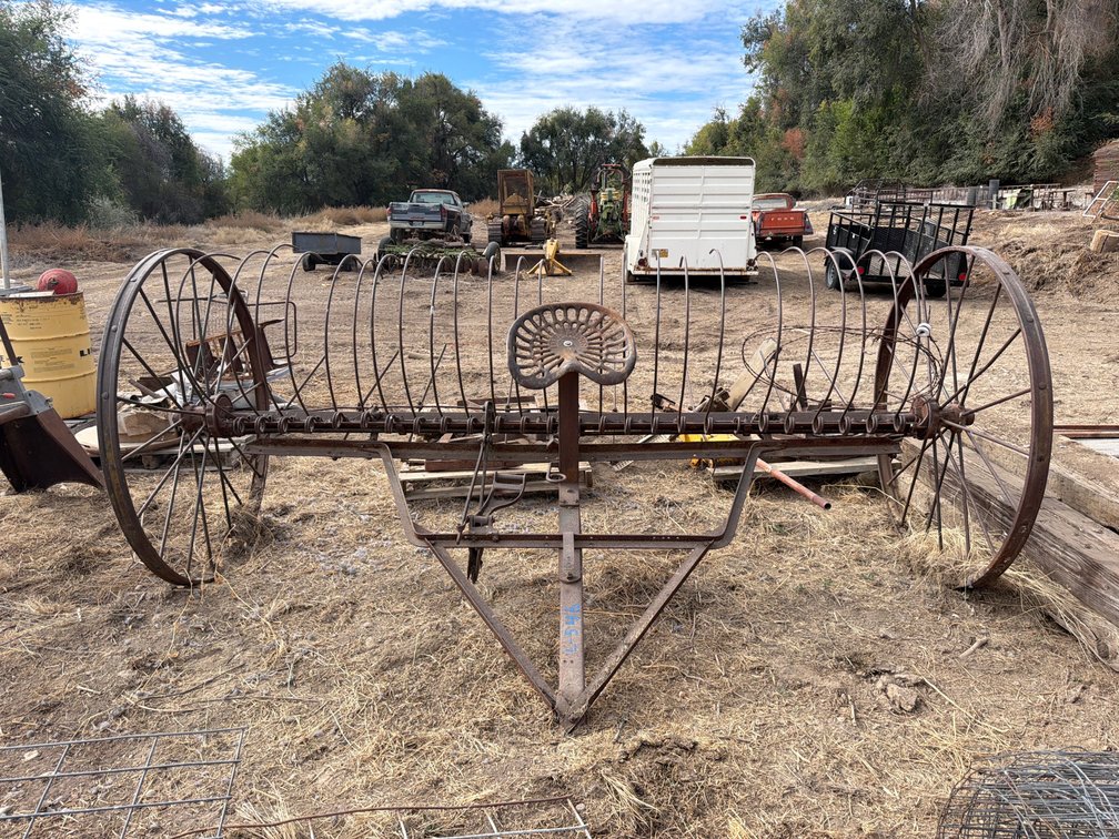 IHC 10' dump rake, cast Deering seat