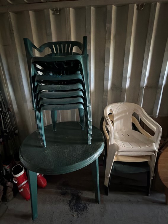 10 plastic lawn chairs, w/table