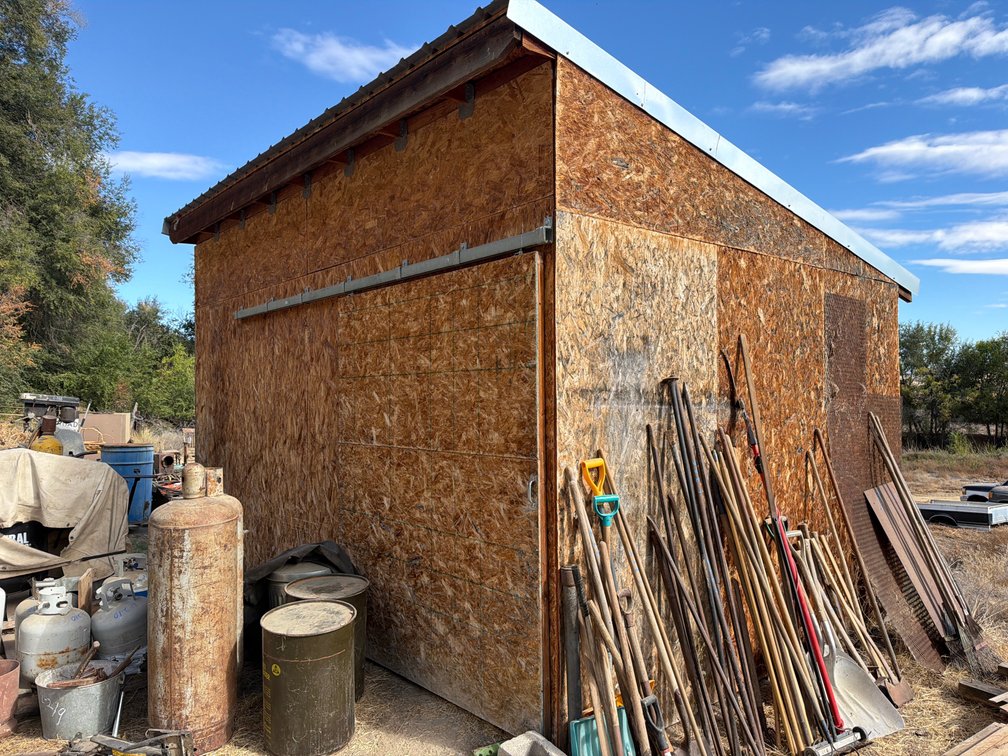 12'x16' building w/ sliding barn door BUYER RESPONSIBLE TO LOAD