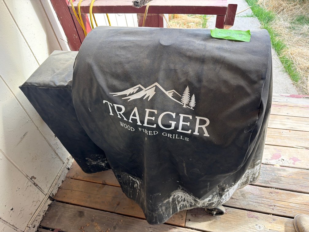 Traeger Jr. pellet grill w/cover