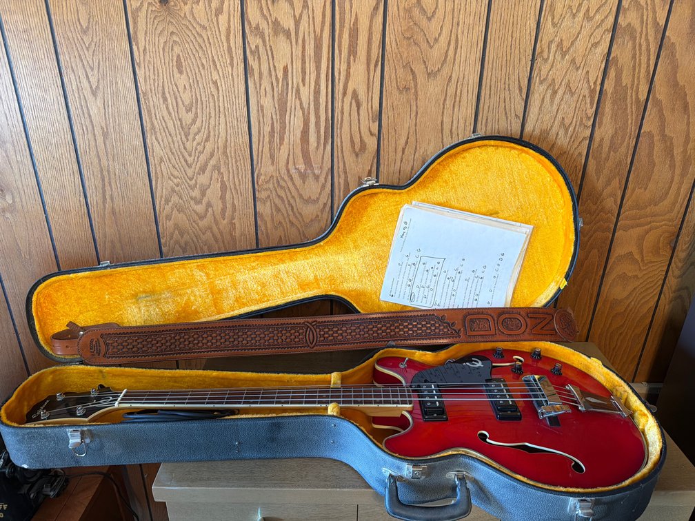 Epiphone 4 string base guitar w/hard case