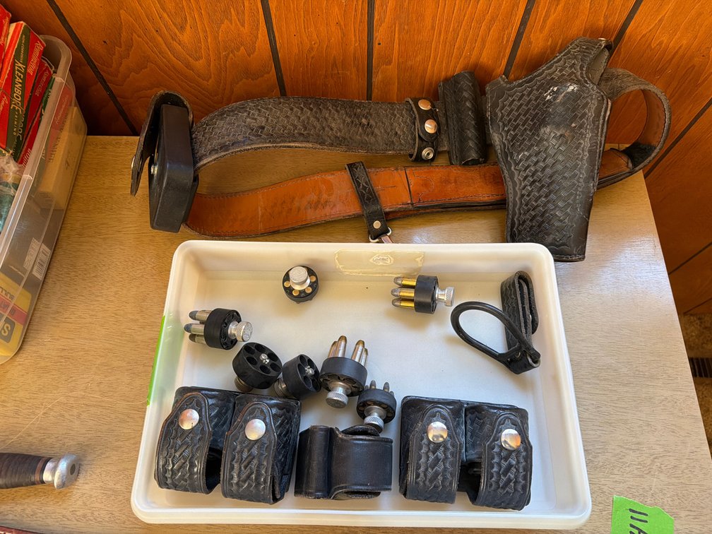 1 leather duty belt w/speed loaders