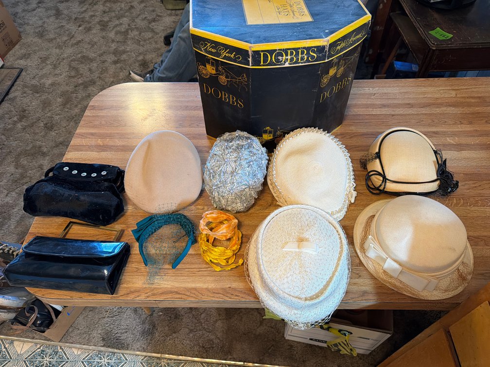 Dobbs hat box w/ladies hats