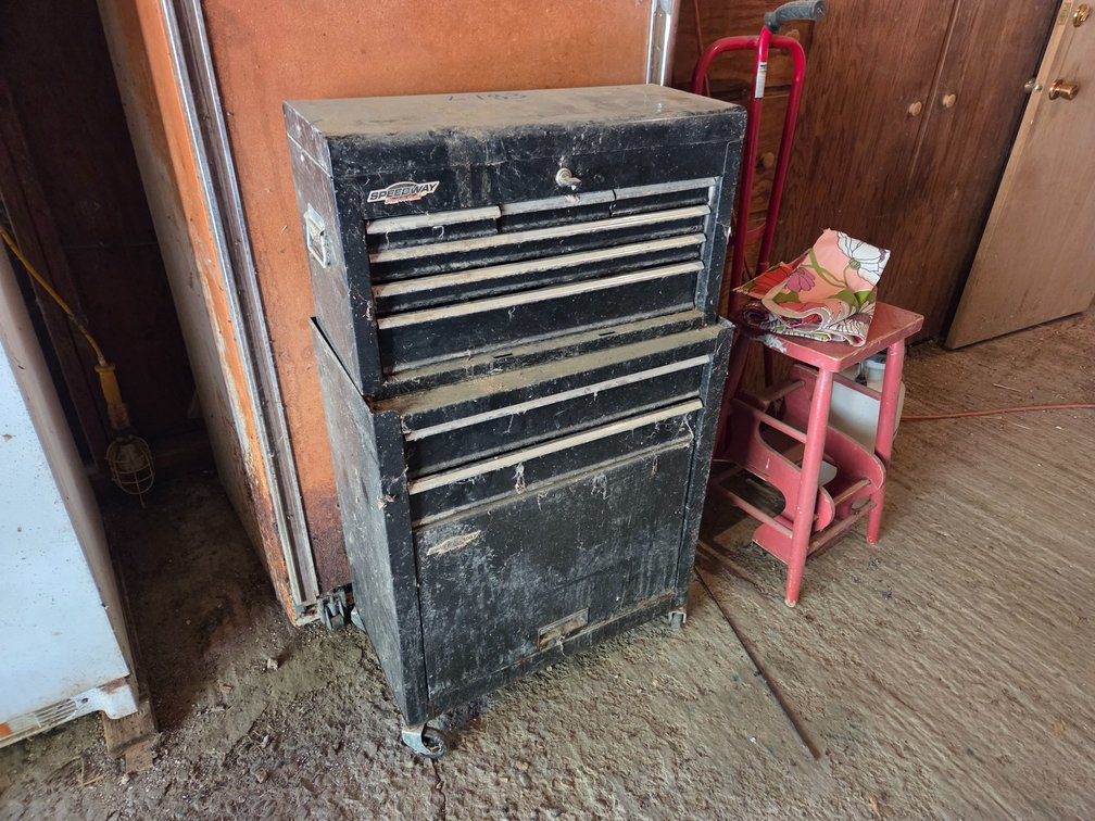 Speedway roll around tool box