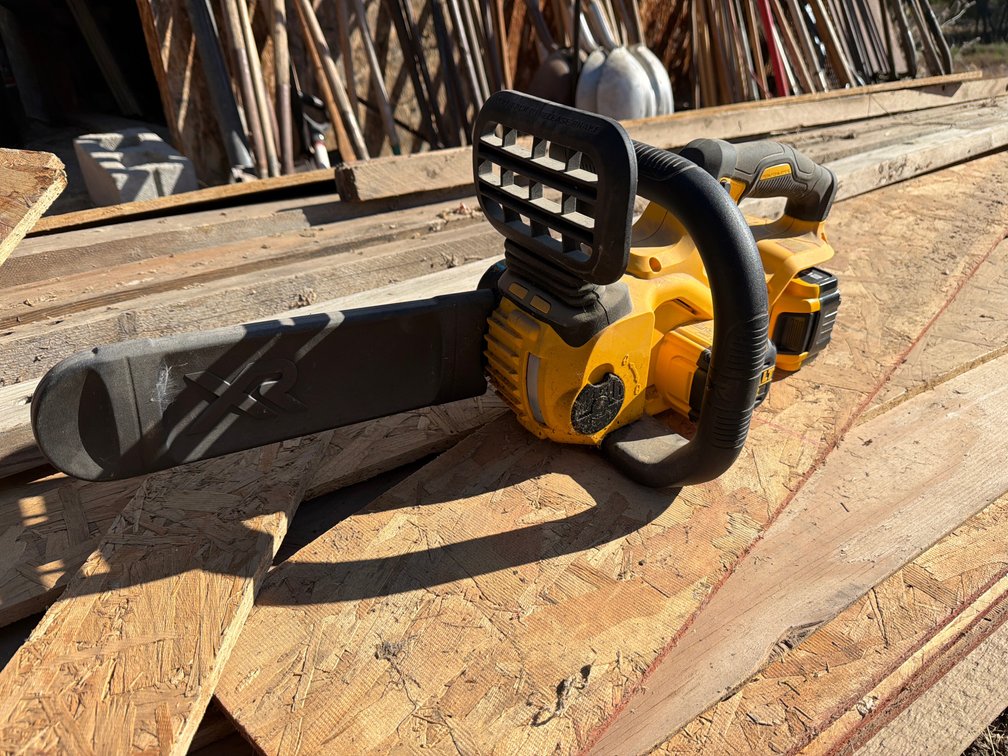 DeWalt 12" 20 volt chain saw w/battery