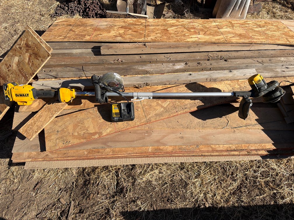 DeWaltine trimmer 20 volt w/battery and charger
