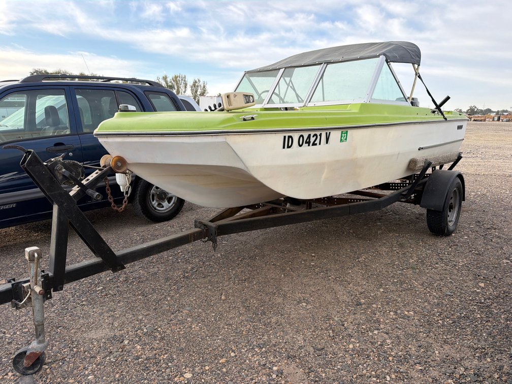 1972 Invader 15' tri hull fibreglass boat.