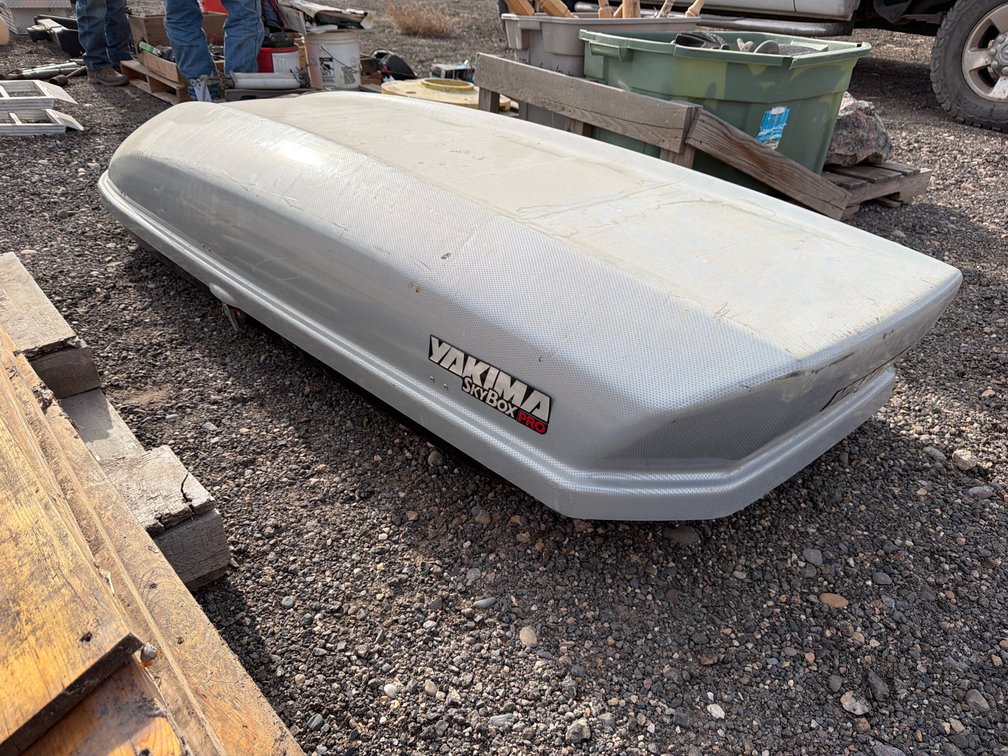 Yakima Skybox auto top carrier