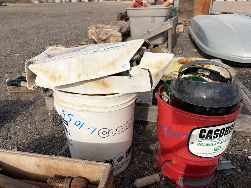 grinding mask, 2 lawn spreaders,