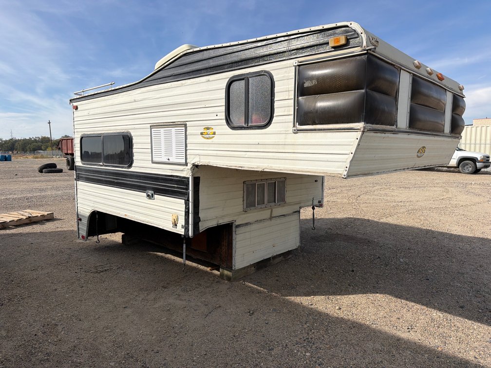 1986 S&S 8'6" overhead pickup camper, 85T1969