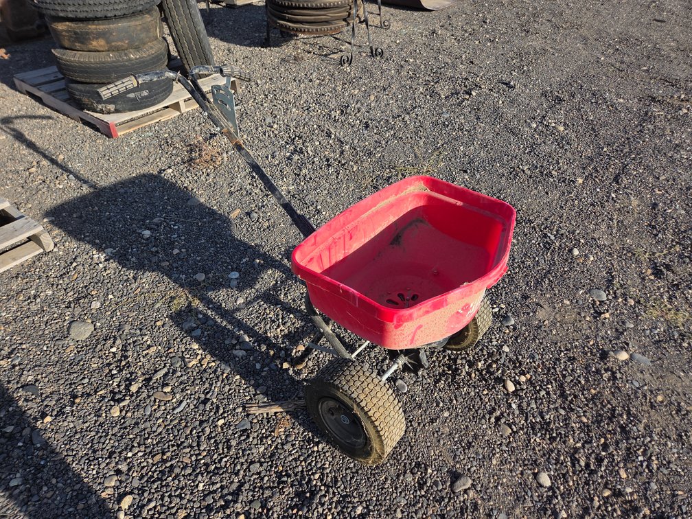 Fertilizer spreader