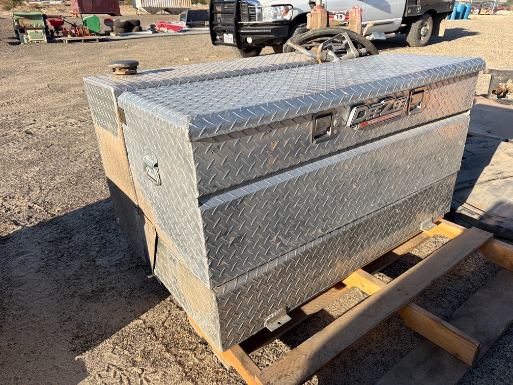DeeZee diamond plate aluminum fuel tank toll box combo