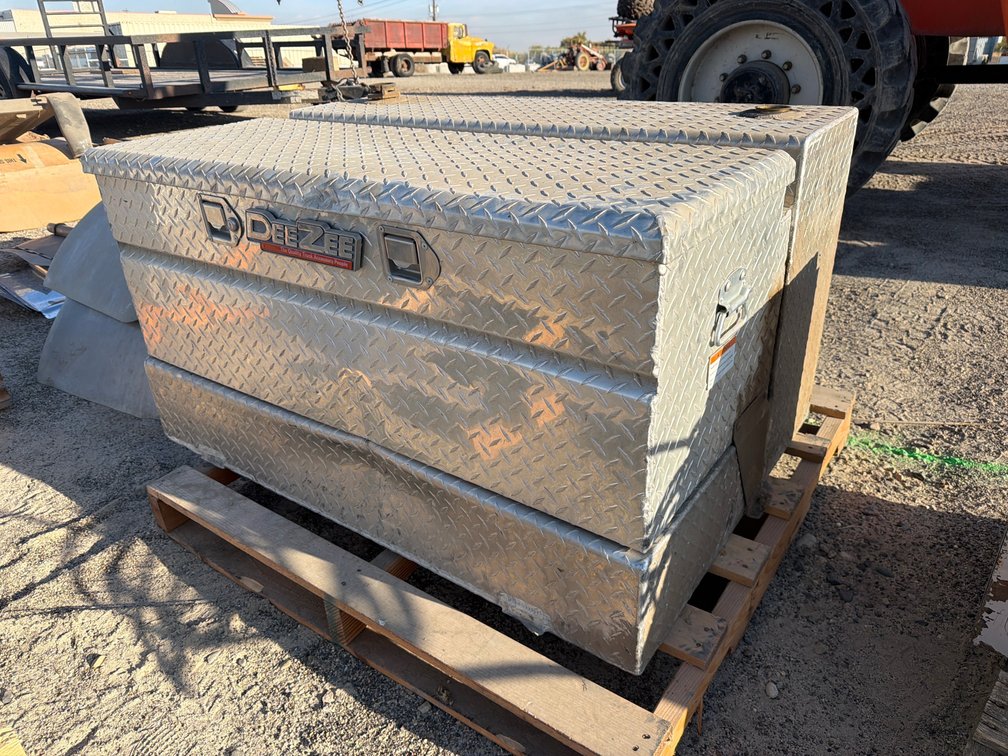 DeeZee aluminum diamond plate tool box fuel tank combo