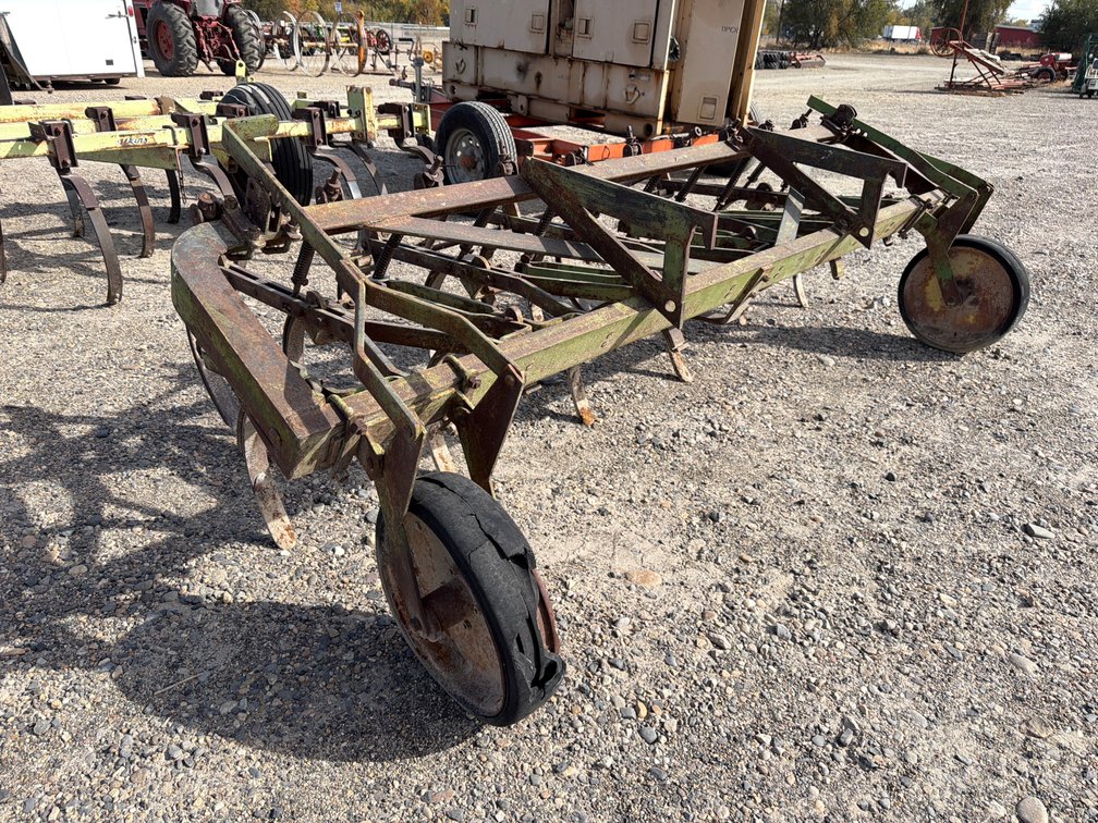 8’ Spring tooth cultivator w/JD 2 point