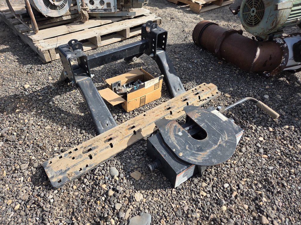 Reese pro 15,000 fifth-wheel hitch.